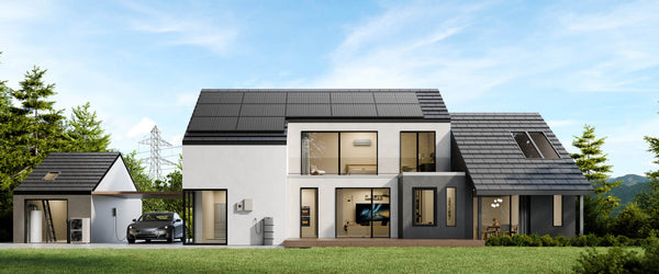Scena przedstawiająca instalację Zendure SolarFlow 2400 AC+ w domu jednorodzinnym.